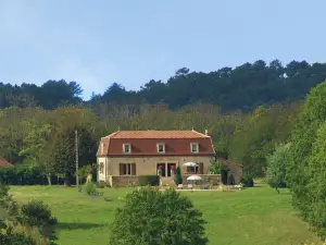 Cosy Holiday Home with Swimming Pool
