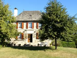 Rural Holiday Home in S Nezergues with Garden