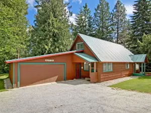 Peaceful Pines Cabin - Three Bedroom Home with Hot Tub