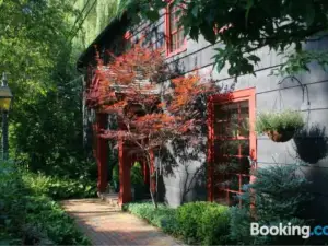 1795 Acorn Inn Bed and Breakfast