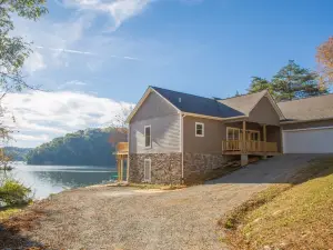 5 Bedroom Newly Built Waterfront Home on Claytor Lake - Great Views! 5 Bedrooms 3 Bathrooms Cabin