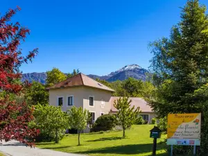 "La Combe Fleurie" Appartements & Chambres