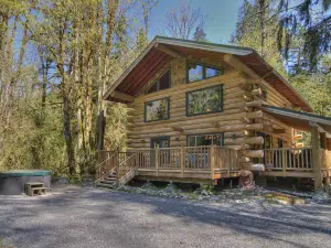 Tall Timbers Lodge - Two Bedroom Cabin with Hot Tub