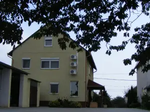 Globus Guesthouse, Vendégház