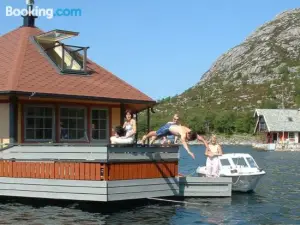 Two-Bedroom Holiday Home in Kalvåg