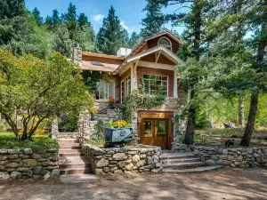 Rustic Mountainside Home Close to Pearl