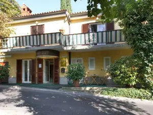 Forgotten Garden Apartments and Rooms