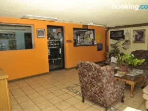 Hwy Express Inn & Suites
