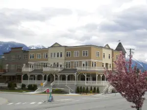Pemberton Gateway Village Suites Hotel