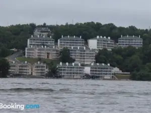 Lake Ozarks Get Away Topsider