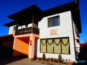 De-Yan Guest House