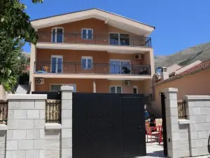 Mango Apartments
