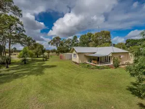 Sandy Lake Farm Stay - Abbeys Cottage