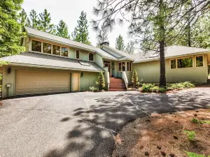 Black Butte Ranch - 5 Br Home by RedAwning