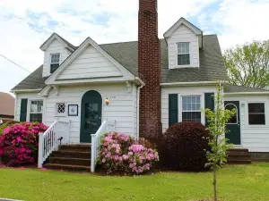Historic Manteo "Tumblehome" - 3 Br Home by RedAwning