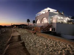 Golden Beach Guest House & Rooftop Bar