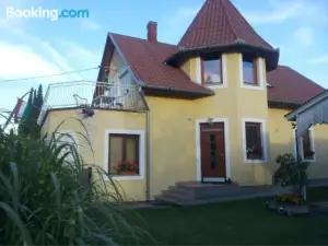 Hajas Familia Kiado Szobak