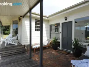 White Shell Cottage - Woodfire & Beachfront