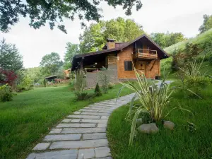 Amazing Chalet with Private Garden, Hot Tub, Sauna, Great Location by the River