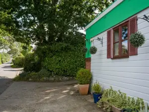 Studio Near Lyme Regis, Dog Friendly, Self Catering, Small Garden, Free Private Parking"