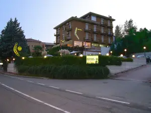 Hotel Boomerang - Check-in & Meals in Front at Hotel Sporting
