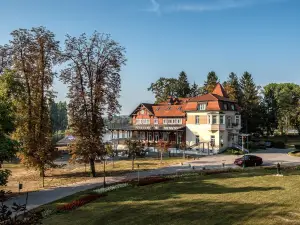 斯拉科維奇科拉納酒店