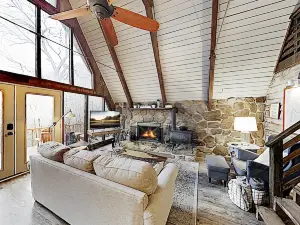 Charming A-Frame W/ Loft & Mountain Views 1 Bedroom Home