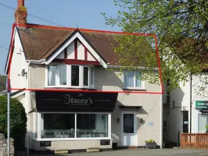 Gwylan Apartment in Penrhyn Bay, Modern and Beautifully Presented