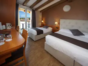 Hotel Clarin 14 by Dori