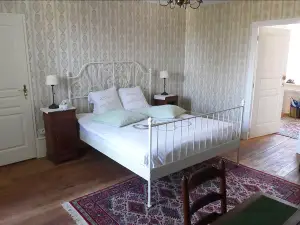 Petit Château Armand Bourgoin  B & B