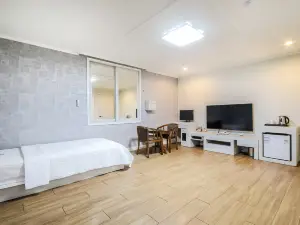 Muan White House Hotel