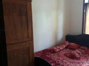 Budget Room in Solo Baru (Kamar Khusus Wanita)
