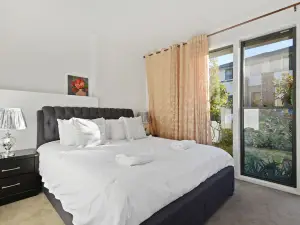 HomeHotel Cozy Duplex in Serene Suburb