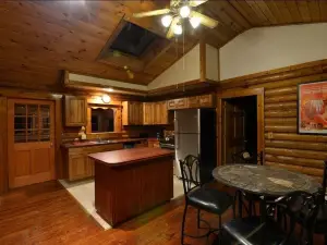 Lodge on Moonlight Drive - 7 Br Home