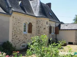 Awesome Home in Juigne Sur Sarthe with 4 Bedrooms, Wifi and Private Swimming Pool