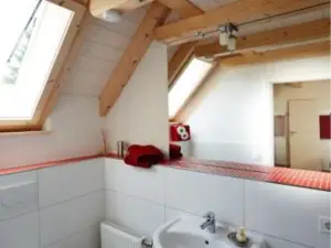 Rotes Bienenhaus
