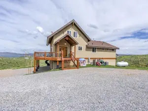Yard is Kids Paradise! Beach Access! Tons of Space!