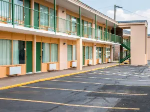 Quality Inn Hinesville - Fort Stewart Area, Kitchenette Rooms - Pool - Guest Laundry