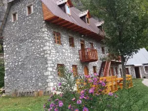 Bujtina Berishta Theth