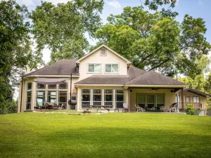 Pecan Shores Retreat by RedAwning