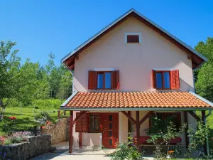 Peaceful Cottage in Stikada With Garden