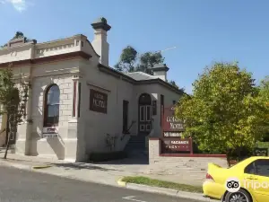 Colonial Bank Motel