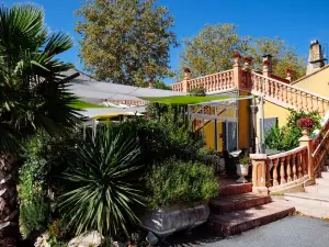 Logis Hotels - Hotel Restaurant l Enclos
