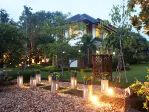 โรงแรม จันทรา รีสอร์ท