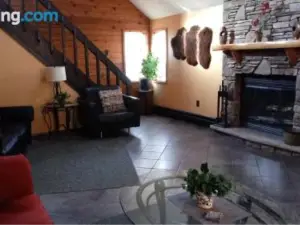 Chalet Renovated Near Casino, Camelback , Kalahari 4Bdrms Firepit Hot Tub Game Room