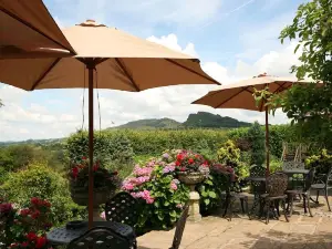 Three Horseshoes Country Inn