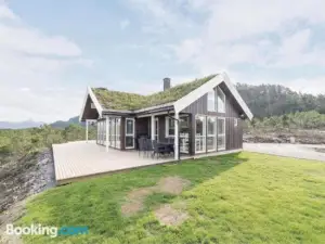 4 Bedroom Lovely Home in Kvisvik
