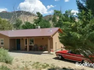 Grizzly Roadhouse Bed and Breakfast