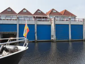 An Ideal Holiday Location by the Water Near Beautiful Giethoorn