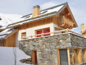 Panoramic Chalet Near the Mountain Village of Valloire
